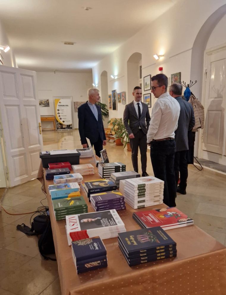 A Jezsuita Kiadó újdonságai a folyosón